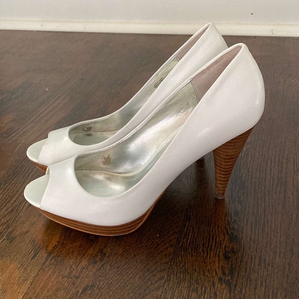Style & Co size 6.5 women’s white leather heels